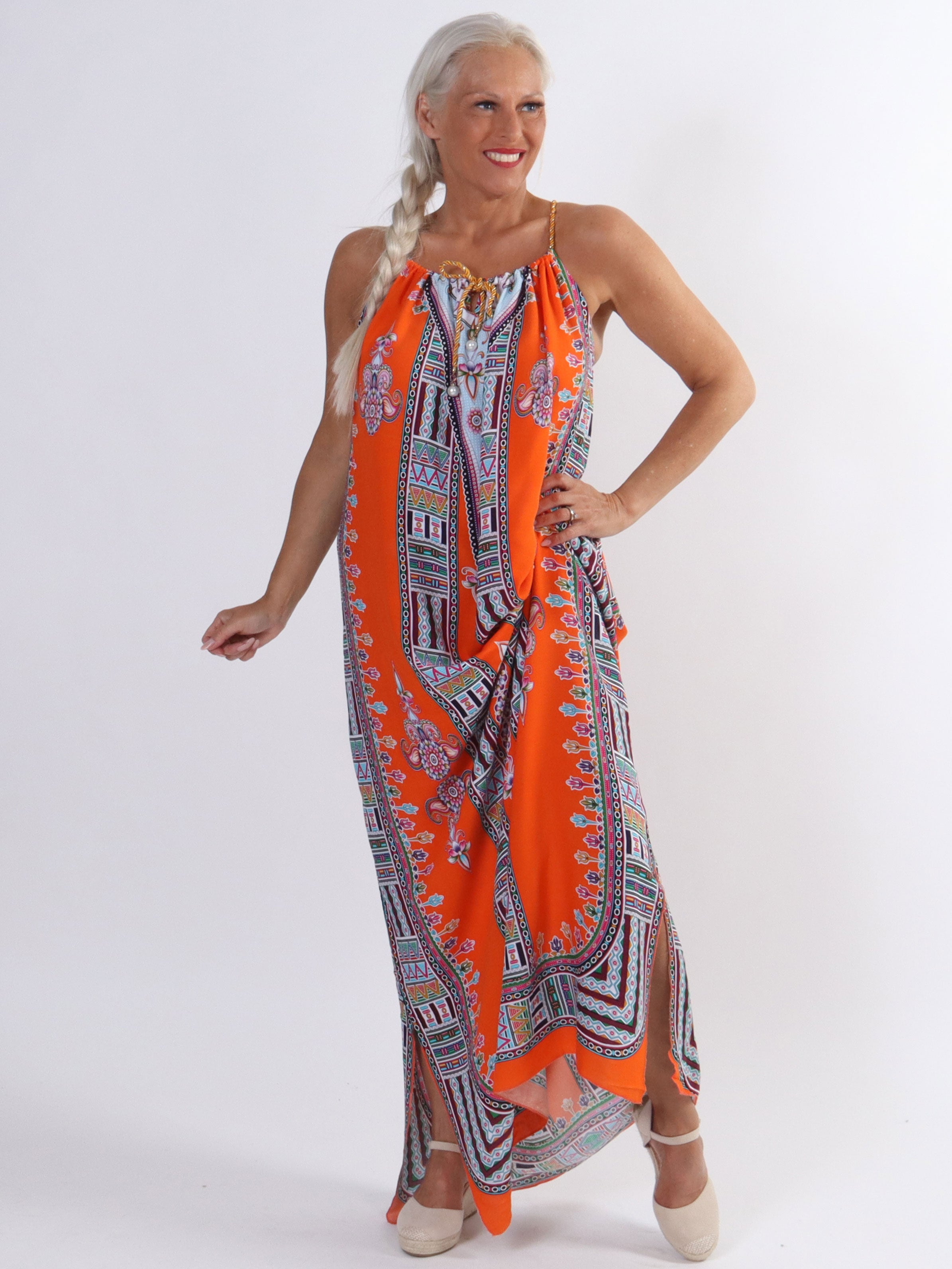 Elina - Lang farvet plus size kjole med snoet stropper